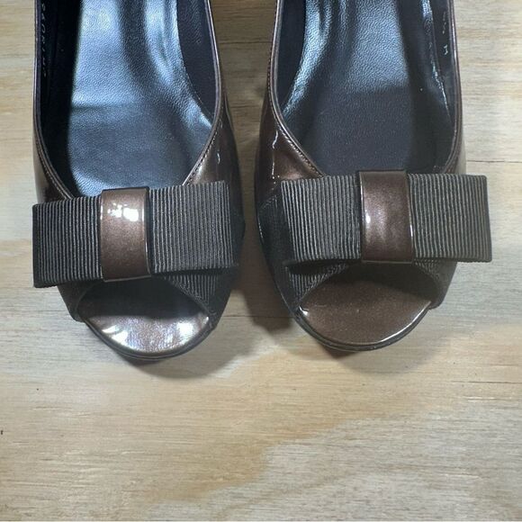 Stuart Weitzman Brown Low Heeled Pumps with Bow Detail Women’s Size 5. - Picture 3 of 8
